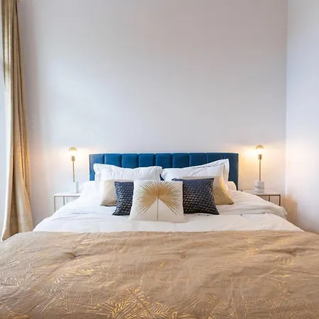 Modern 2-br In The Heart Of 아파트