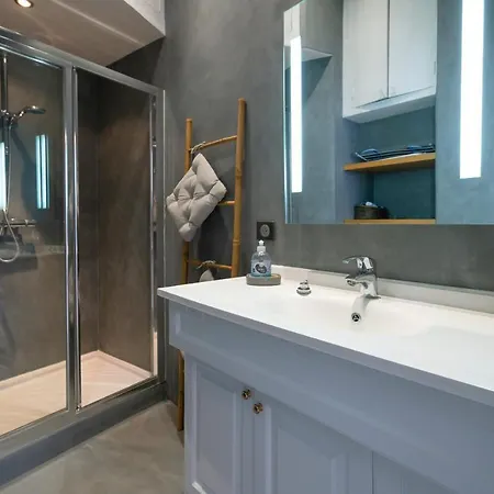 Modern 2-br In The Heart Of 아파트