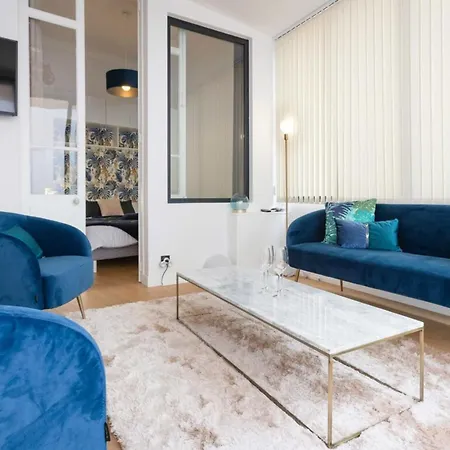 Modern 2-br In The Heart Of 아파트